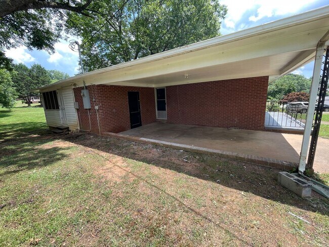 Building Photo - 3 bedroom 1.5 bath house available!   Large yard!