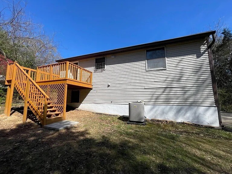 Building Photo - 1637 River Crest Dr