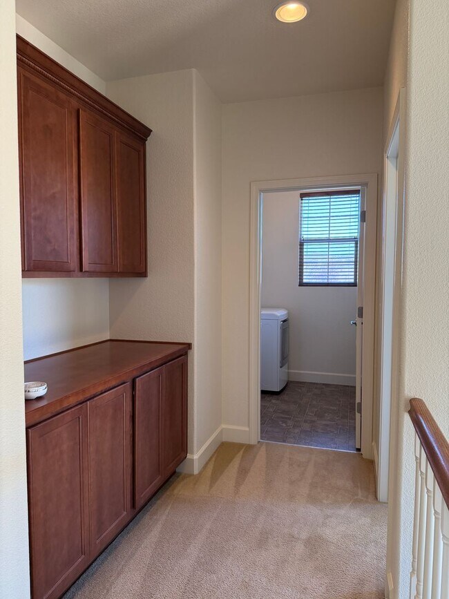 Building Photo - Spacious 4 Bedroom, 2.5 Bath in North Valleys