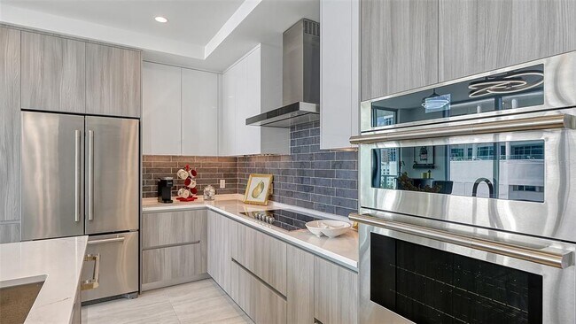 Building Photo - 301 QUAY Cmn