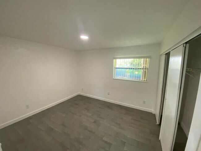 Building Photo - 850 SW 9th Ave