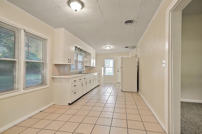Building Photo - 875 S Pickens Bridge Rd