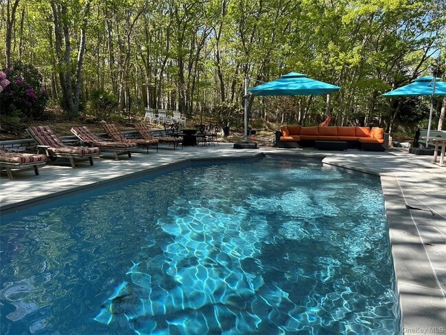 Building Photo - 40 Bonac Woods Ln