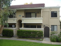 Building Photo - 1 Bedroom Condo in Canyon Country!