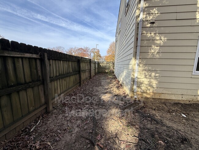 Building Photo - 914 Anvil Rd