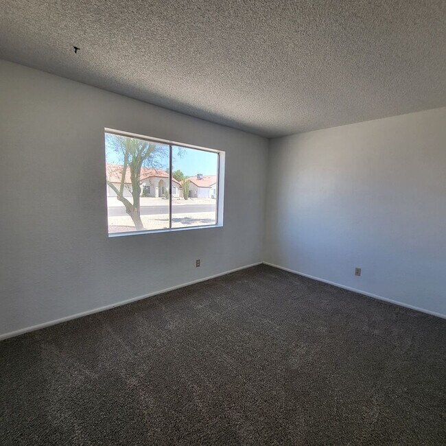 Building Photo - NICE OPEN HOME READY TO RENT!