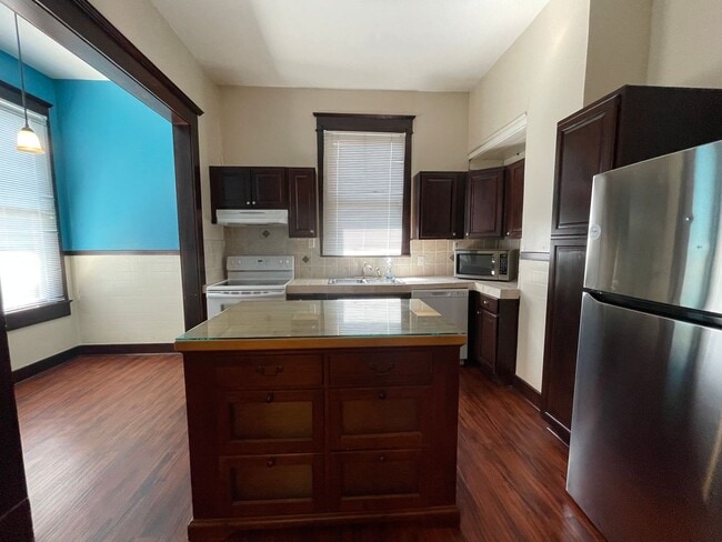 Building Photo - 305 W 38th St