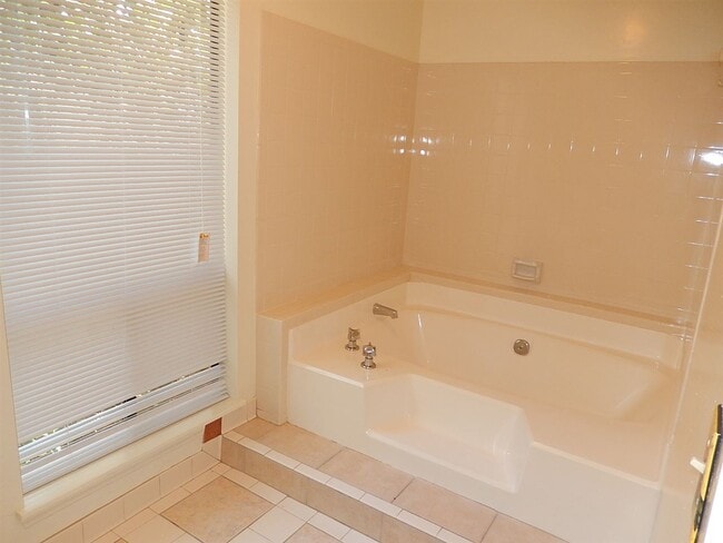 Building Photo - 2950 Bay Shore Dr