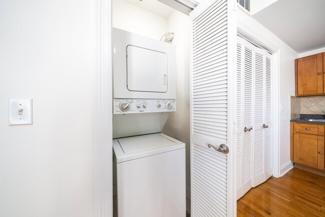 Building Photo - 528 47th St