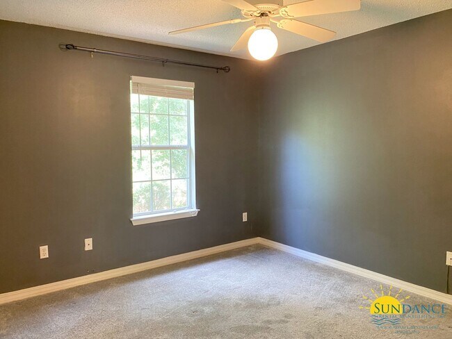 Building Photo - Stunning 3 Bedroom Villa in Navarre
