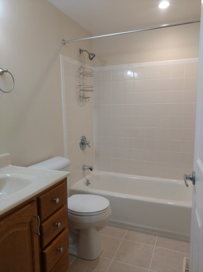 Building Photo - Beautiful Townhouse in Quail Run Community