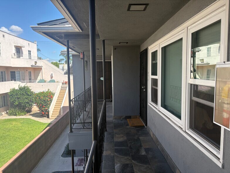 Building Photo - 933 E 1st St