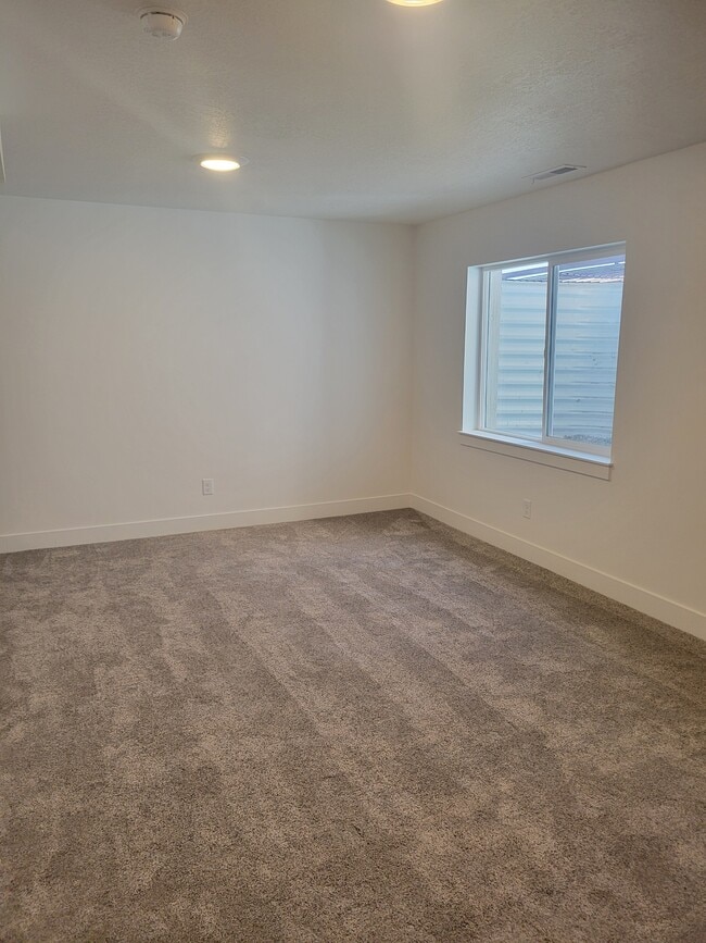 Building Photo - 116 E 730 N