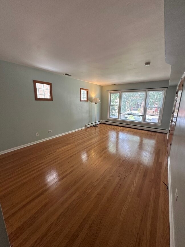 Building Photo - 2023 W Balmoral Ave