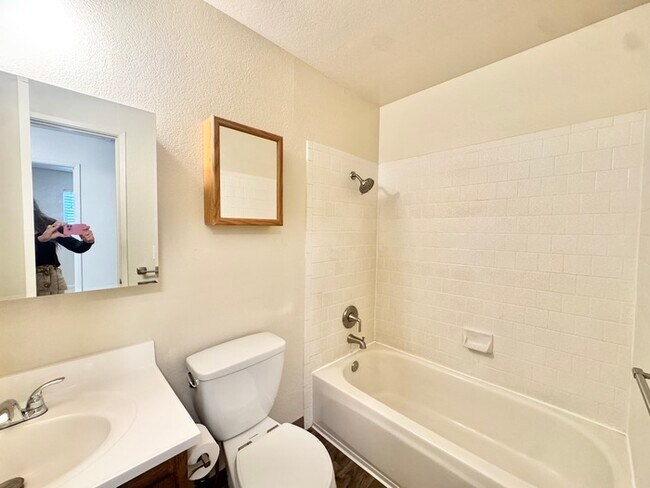 Building Photo - Beautiful 3 bedroom 2 bathroom single story!