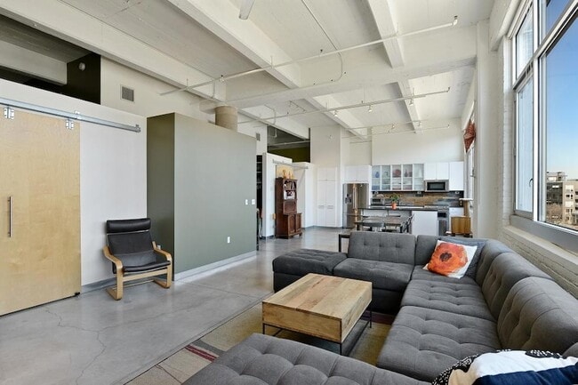 Building Photo - 700 N Washington Ave