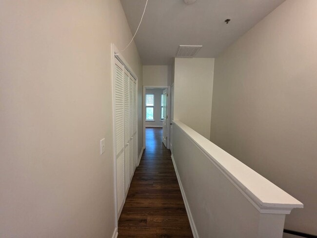 Building Photo - 2 Bedroom/2.5 Bathroom Townhome in First W...