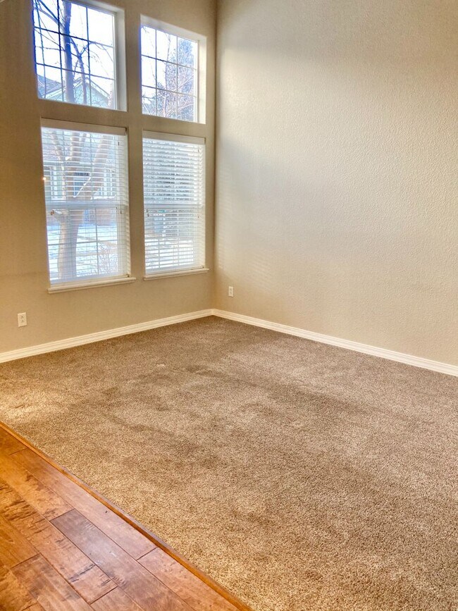 Building Photo - Lovely 3 Bedroom, 2.5 Bathroom Townhome