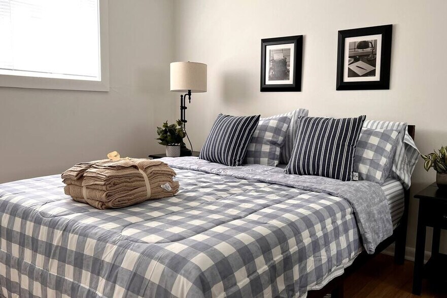 Building Photo - 475 E Merrill Ave