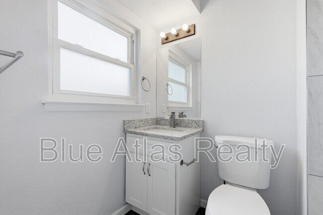 Building Photo - 1547 Oakbrook St