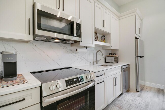 Building Photo - 10735 Lantana Rd