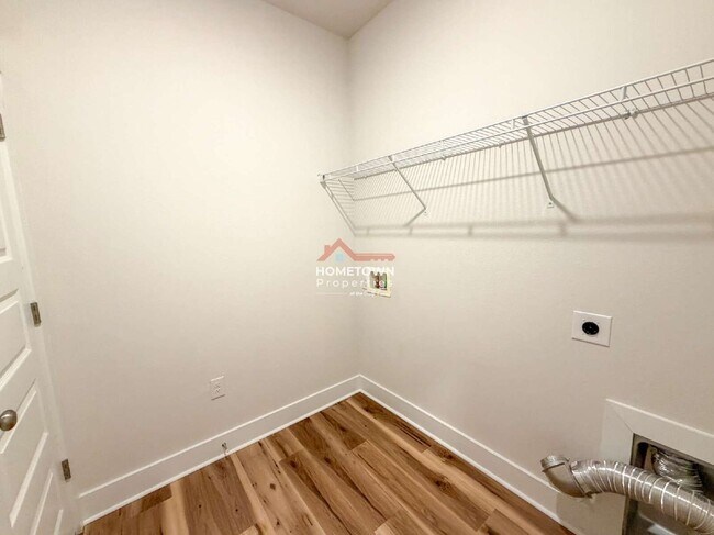 Building Photo - 220 Camellia Dr