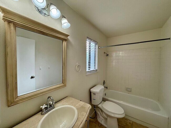 Building Photo - Beautiful one-story single-family home