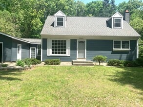 Building Photo - 4 bedroom home in Lowell Schools!