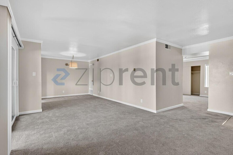 Building Photo - Unit H7