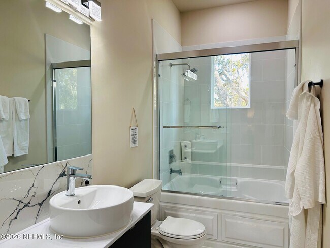 Building Photo - 5631 Heckscher Dr