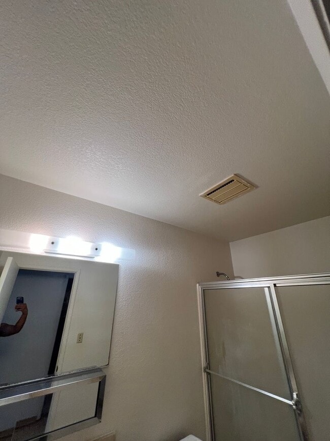 Building Photo - Single Level 3 bedroom / 2 bath house with a 2 car garage in Waipio **First Showing on Wednesday,...