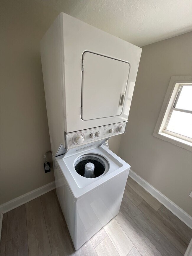 Building Photo - Spacious Clearwater Home with Modern Comforts with Private Backyard! 2bed | 1Bed