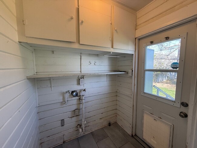 Building Photo - Charming 2 Bed / 1 Bath Corner Lot Home with Wraparound Porch