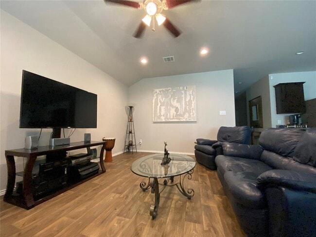 Building Photo - 3935 Country Club Dr