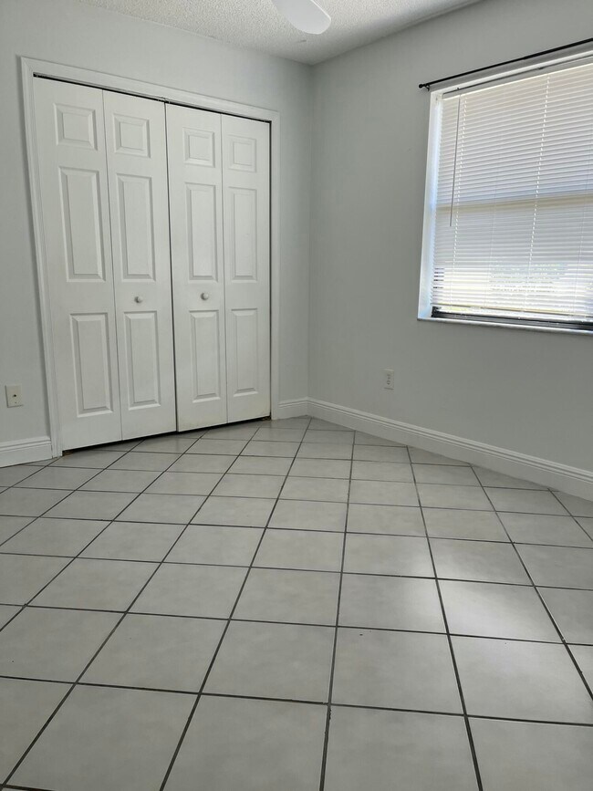 Building Photo - 1296 White Pine Dr