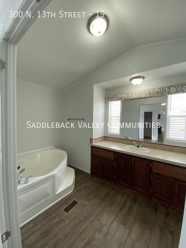 Building Photo - 300 N 13th St