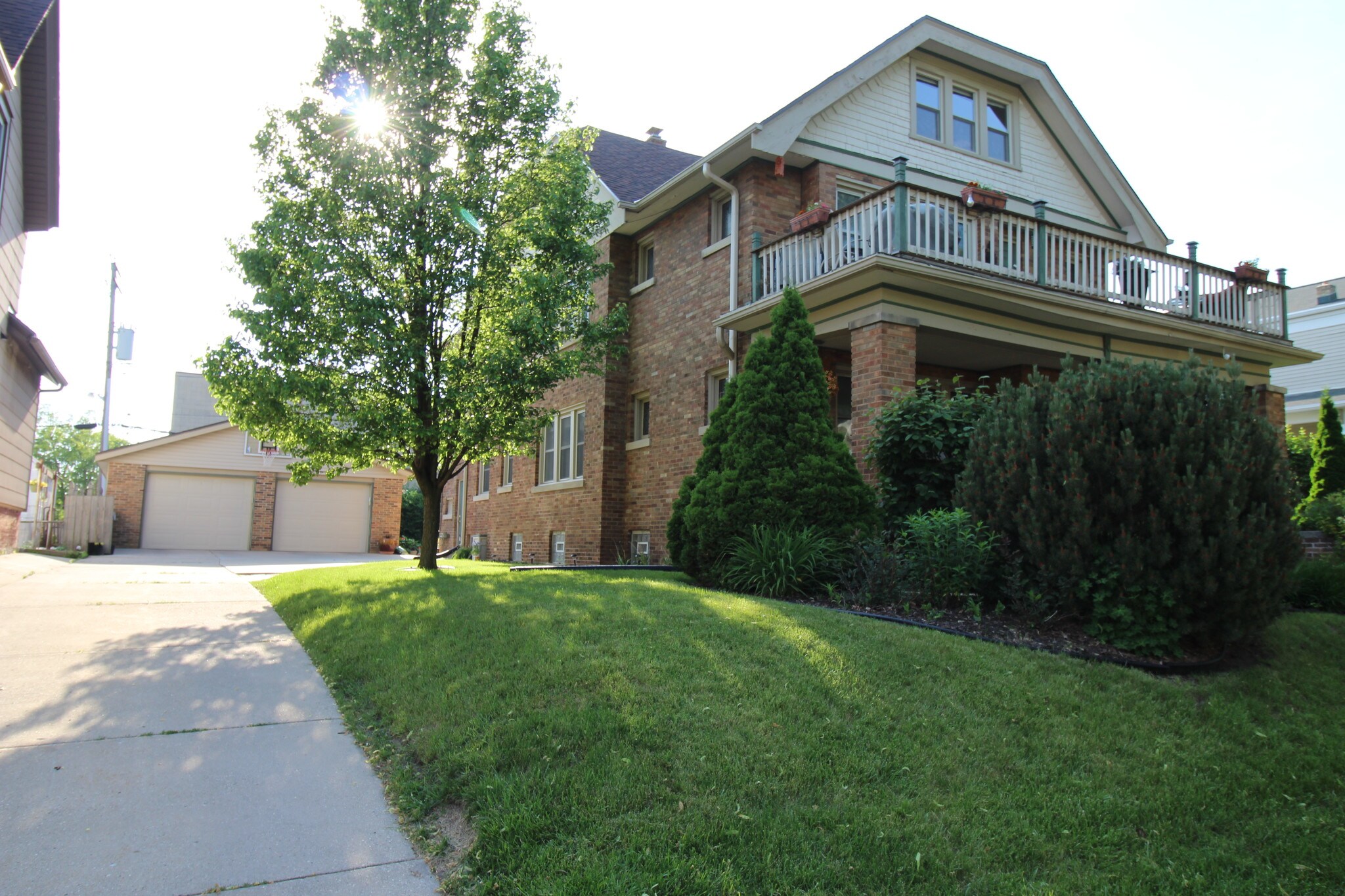 Driveway/Garage - 1621 N Astor St