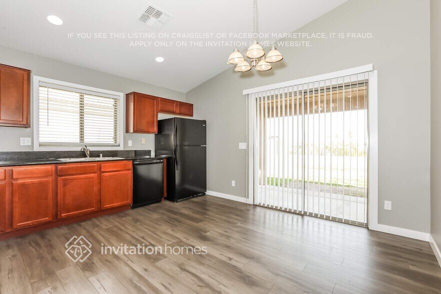 Building Photo - 23763 N Desert Dr