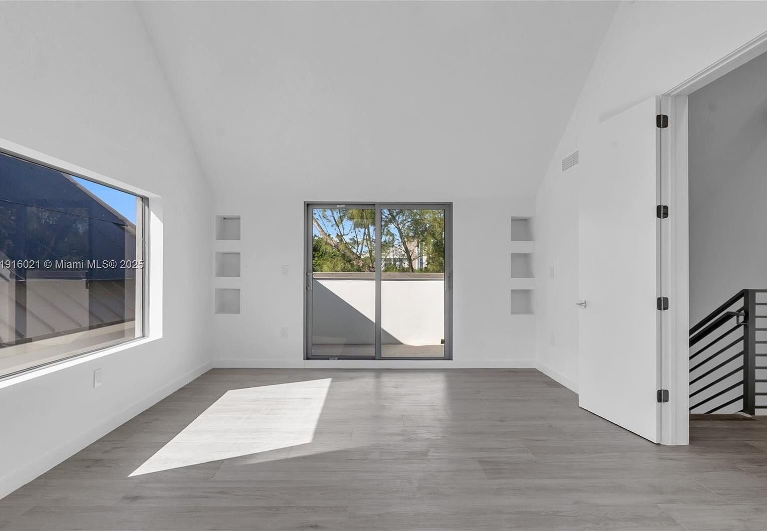 Building Photo - 3204 Plaza St