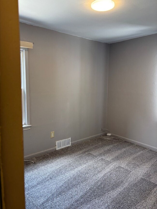 Building Photo - Cozy 2 Bedroom, 1 bath in Warren