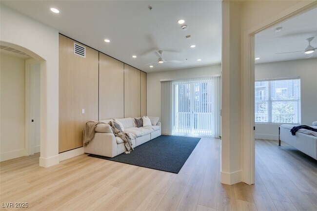 Building Photo - 32 E Serene Ave