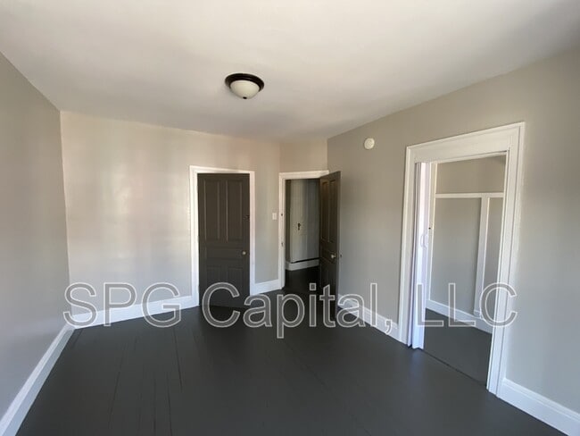 Building Photo - 824 W Princess St