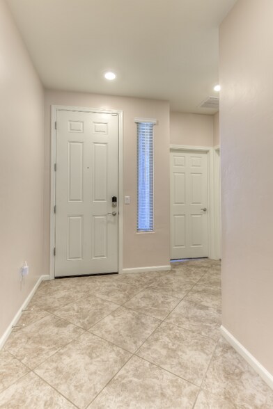 Building Photo - 8291 E Magee Hill Loop