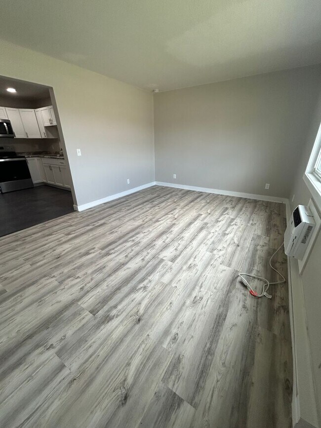 Building Photo - Recently Renovated 2 Bedroom Apartment