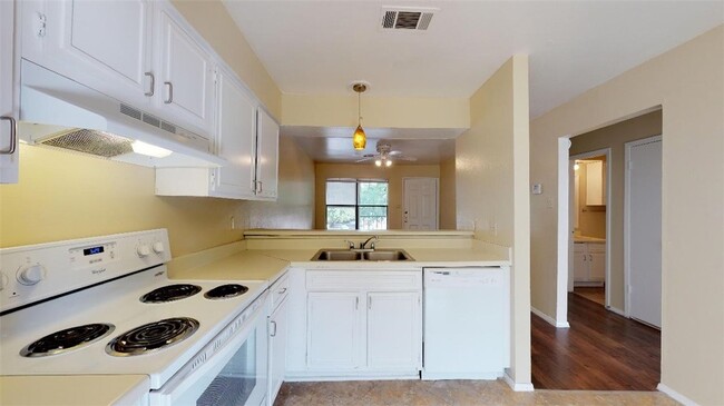 Building Photo - 305 Manuel Dr