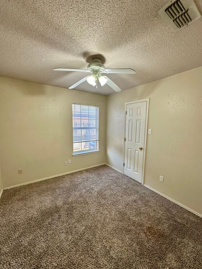 Building Photo - PRE-LEASING FOR FALL 2025! 3 Bedroom Duple...