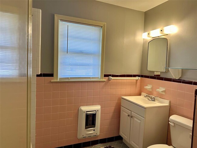 Building Photo - 1224 Westlawn Dr