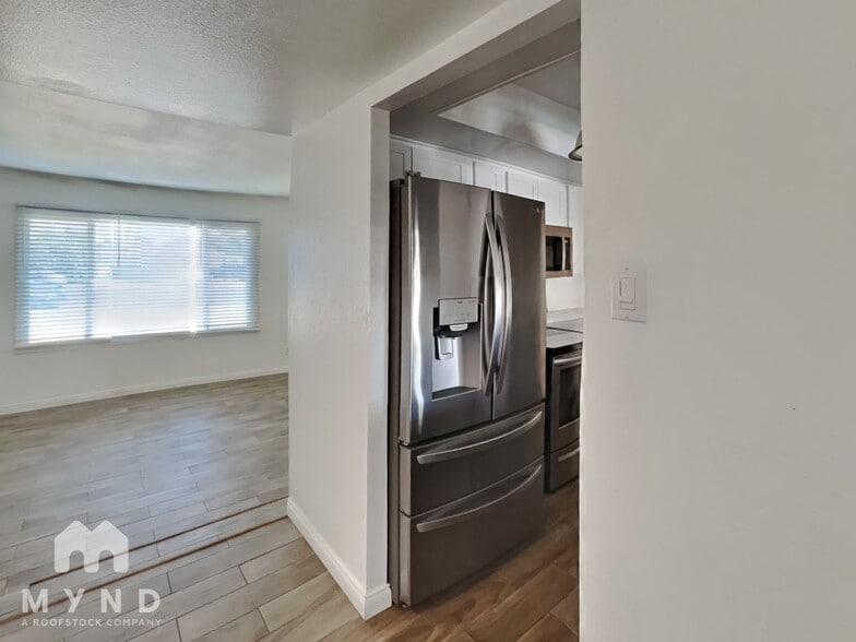 Building Photo - 400 E Greenway Dr