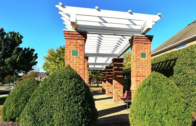 Building Photo - Clubhouse and pool community in the heart of Greenbrier!