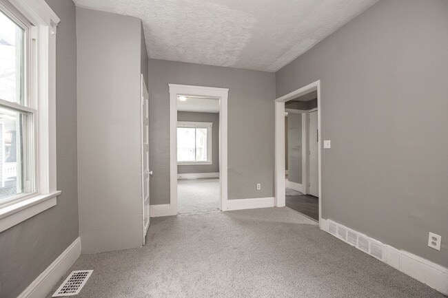 Building Photo - 4 BED 1 BATH SINGLE FAMILY HOME IN CLEVELAND!